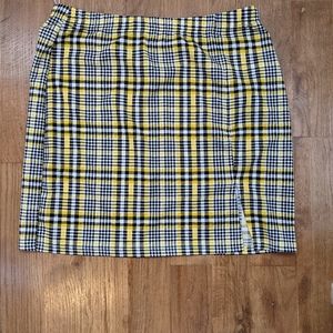 High waisted mini skirt with small slit